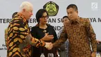 CEO Freeport McMoran Richard Adkerson (kiri) bersalaman dengan Menteri ESDM Ignasius Jonan (kanan) dan Menkeu Sri Mulyani usai jumpa pers divestasi saham PT. Freeport Indonesia di Kementerian ESDM, Jakarta, Selasa (29/8). (Liputan6.com/Angga Yuniar)