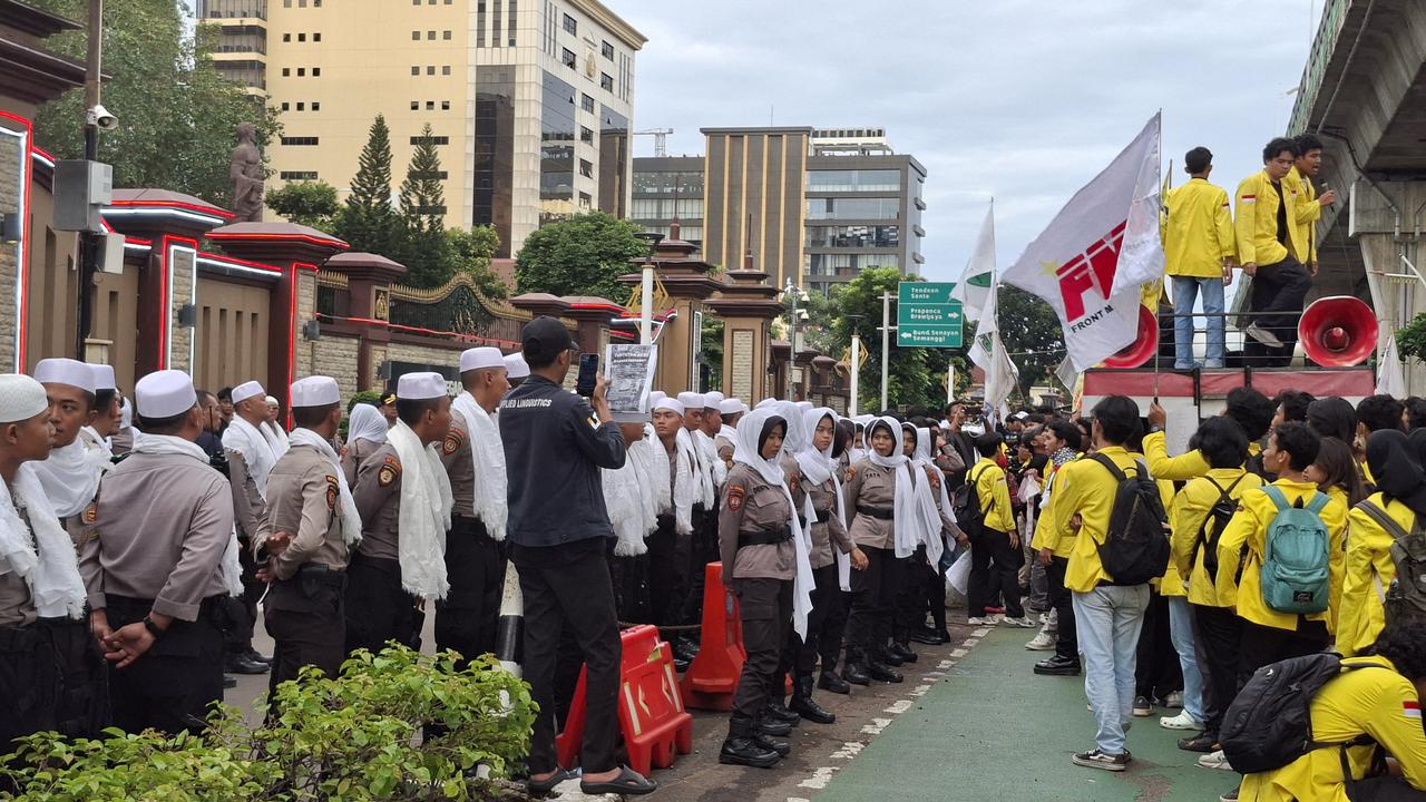 Kawal Demo di Bulan Ramadan: Polisi Pakai Peci dan Sorban, Polwan Pakai Kerudung Putih