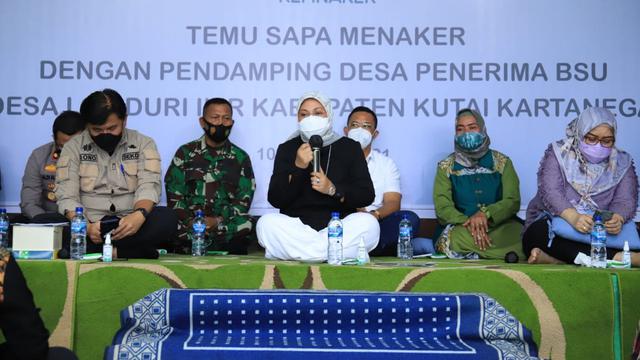 Menteri Ketenagakerjaan, Ida Fauziyah melakukan dialog dengan puluhan pendamping desa yang menjadi penerima Bantuan Subsidi Gaji/Upah (BSU) tahun 2021.