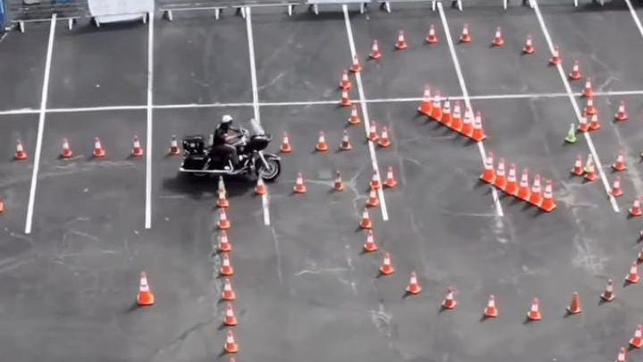 Pada video viral yang diunggah oleh akun @inibanjarnegara, tampak seorang pria tengah mengendarai sepeda motor di jalur ujian praktik SIM C.<br>