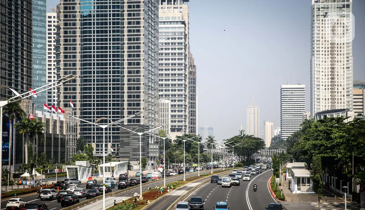 Suasana gedung perkantoran di Jalan Sudirman, Jakarta, Rabu (29/7/2020). Data Pusdatin Kementerian Kesehatan menyebut, ada 701 kluster penularan Covid-19 di Indonesia dengan dominasi episentrum penyebaran dari Jakarta.  (Liputan6.com/Faizal Fanani)