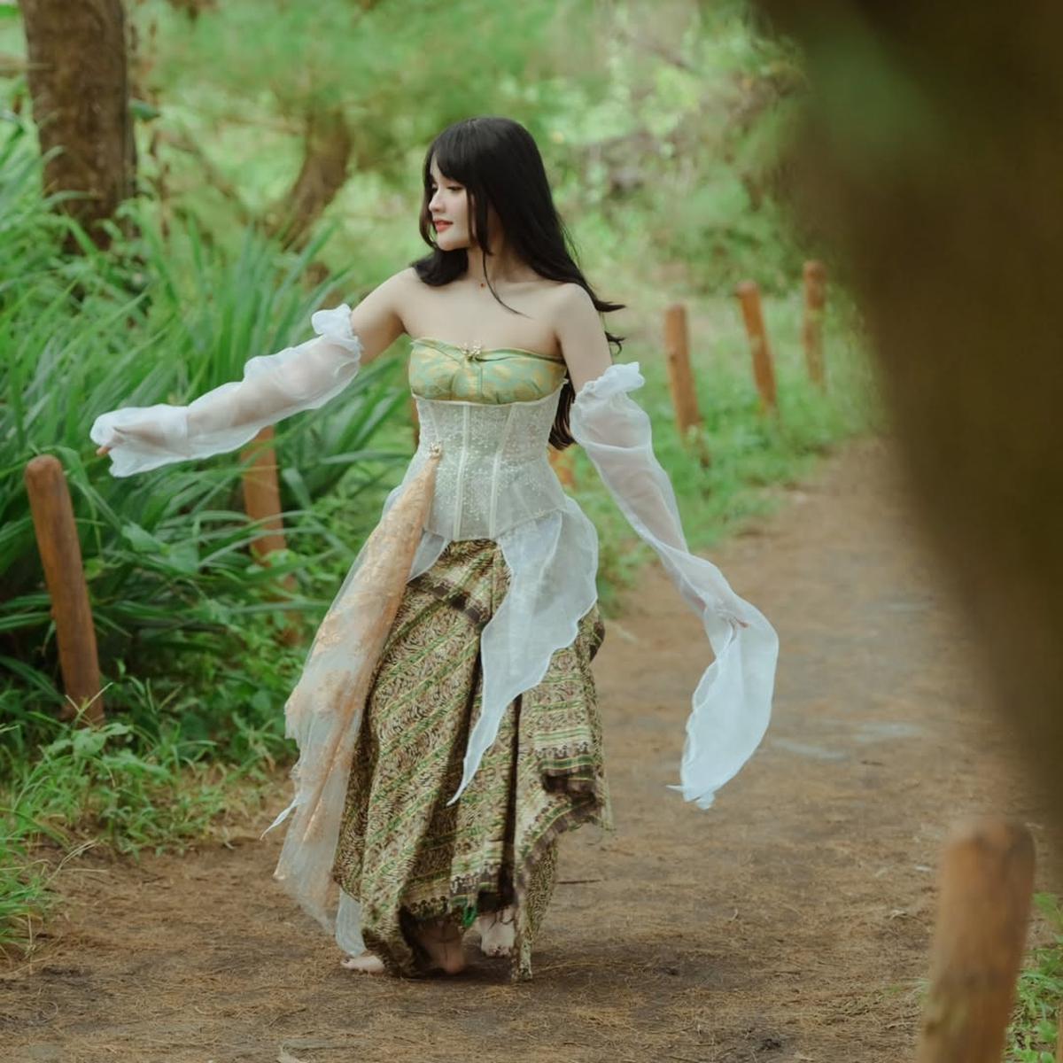 Disebut Bak 'Bidadari Turun dari Kayangan', Penampilan Terbaru Fanny Soegi Cantik Banget