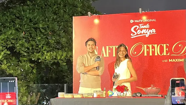 Raihaanun dan Maxime Bouttier dalam acara WeTV 'An After Office Date with Maxime Bouttier'. (Liputan6.com/Afradhiya N. R)