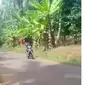 Freestyle dengan cara beridir di atas sepeda motor membuat pria ini berakhir tragis. (@agoez_bandz)