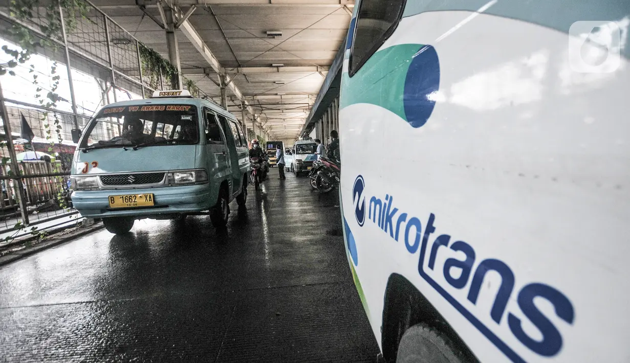 Angkutan umum Mikrotrans melintas di kawasan Tanah Abang, Jakarta, Kamis (21/10/2021). Pemprov DKI Jakarta memberlakukan jam operasional seluruh moda transportasi umum mulai pukul 05.00 - 21.30 WIB, namun dengan tetap mematuhi protokol kesehatan. (merdeka.com/Iqbal S. Nugroho)