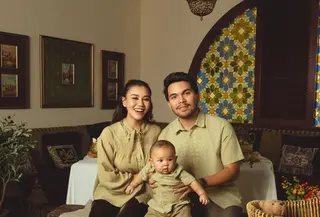Nuansa warna jadi peran penting dalam pemilihan busana Lebaran. Kali ini, hijau tampak begitu sejuk saat dipakai bersamaan dengan anggota keluarga. (Foto: Instagram:  Aaliyah Massaid)