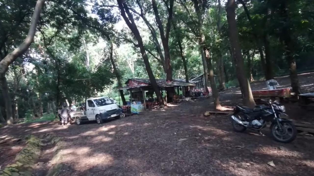Bermain Ayunan dan Bersantai di Gazebo
