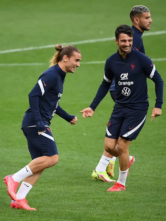 (Dari kiri) Pemain timnas Prancis Antoine Griezmann, Leo Dubois dan Fance Theo Hernandez mengambil bagian dalam sesi latihan di Kiev, Jumat (3/9/2021). Timnas Prancis akan menghadapi Ukraina di Grup D Kualifikasi Piala Dunia 2022 zona Eropa pada Minggu dinihari, 5 September 2021. (FRANCK FIFE/AFP)