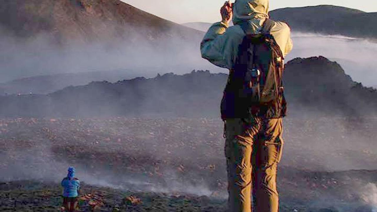 Berbagai alat perekam gambar dikeluarkan dari dalam tas mereka, mula dari kamera, smartphone, hingga drone. Mereka terlihat antusias mengabadikan pemandangan langka yang ada di depan matanya tersebut.
