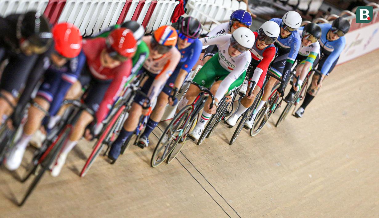 Pebalap Sepeda Indonesia, Ayustina Delia Priatna (kanan keempat) bersiap melakukan start pada nomor omnium putri UCI Track Nations Cup 2023 di Jakarta International Velodrome, Rawamangun, Jakarta, Minggu (26/02/2023). (Bola.com/Bagaskara Lazuardi)