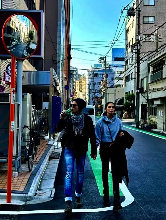 Tak kalah bucin, Vino G Bastian tampil maskulin di samping Marsha Timothy. Ia menggandeng tangan sang istri sembari minum [@vinogbastian_]