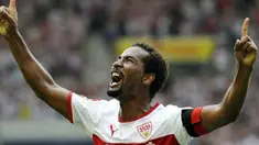 Kapten VfB Stuttgart Cacau merayakan gol yang turut mengantar kemenangan atas Schalke 04 3-0 dalam lanjutan Bundesliga di Stuttgart, 6 Agustus 2011. AFP PHOTO/THOMAS KIENZLE