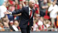 Pelatih Manchester United, Erik ten Hag memberi instruksi kepada pemainnya saat menghadapi Manchester City pada laga Community Shield 2024 di Wembley Stadium, London, Sabtu (10/8/2024). (AP Photo/David Cliff)