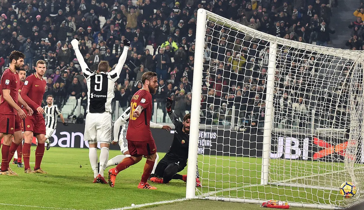 Gol Juventus yang berhasil dicetak oleh Medhi Benatia saat melawan Roma dalam pertandingan Liga Italia di Turin, Italia (23/12). Dengan kemenangan ini Juventus menempel ketat Napoli yang berada puncak klasmen Liga Italia. (Andrea Di Marco / ANSA via AP)