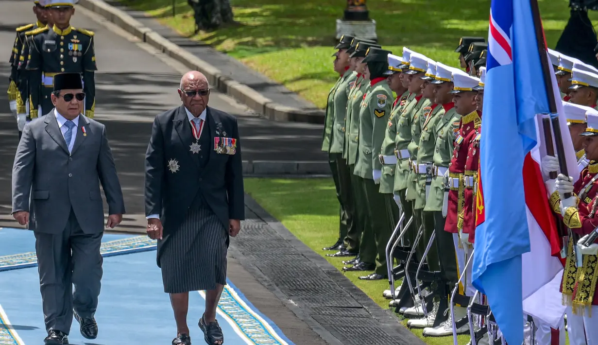 Presiden Republik Indonesia Prabowo Subianto (kiri) bersama Perdana Menteri Republik Fiji Fiji Sitiveni Rabuka memeriksa barisan pasukan jajar kehormatan saat upacara penyambutan di halaman Istana Kepresidenan di Jakarta pada Kamis 24 April 2025. (BAY ISMOYO/AFP)