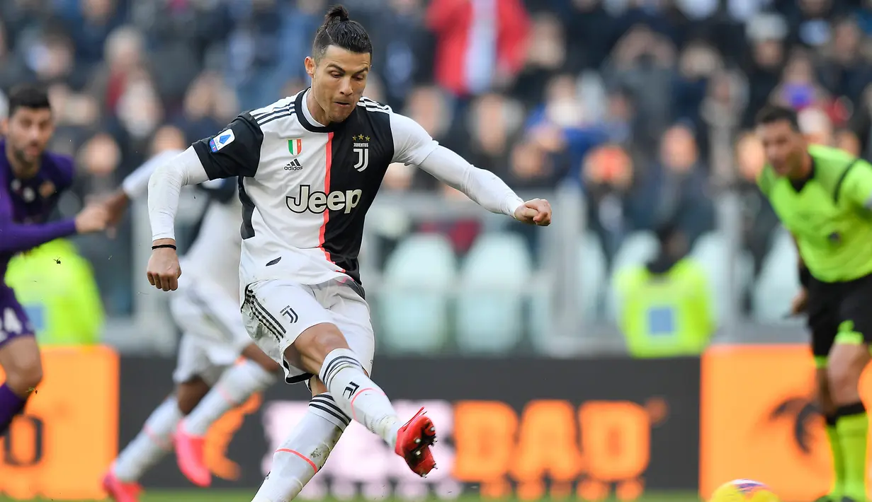 Pemain Juventus Cristiano Ronaldo mencetak gol lewat tendangan penalti saat menghadapi Fiorentina pada pertandingan Liga Italia di Allianz Stadium, Turin, Italia, Minggu (2/2/2020). Ronaldo tampil memukau dengan menorehkan dua gol saat Juventus menang 3-0. (Fabio Ferrari/Lapresse via AP)