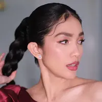 Ussy Sulistiawaty baru saja menggelar acara launching brand parfumnya. Di momen ini, Ussy memilih tampilan penuh pesona mengenakan mini dress merah. [Foto: Instagram/ussypratama]