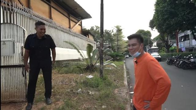 Baim Wong saat melihat rumahnya yang dalam pembangunan