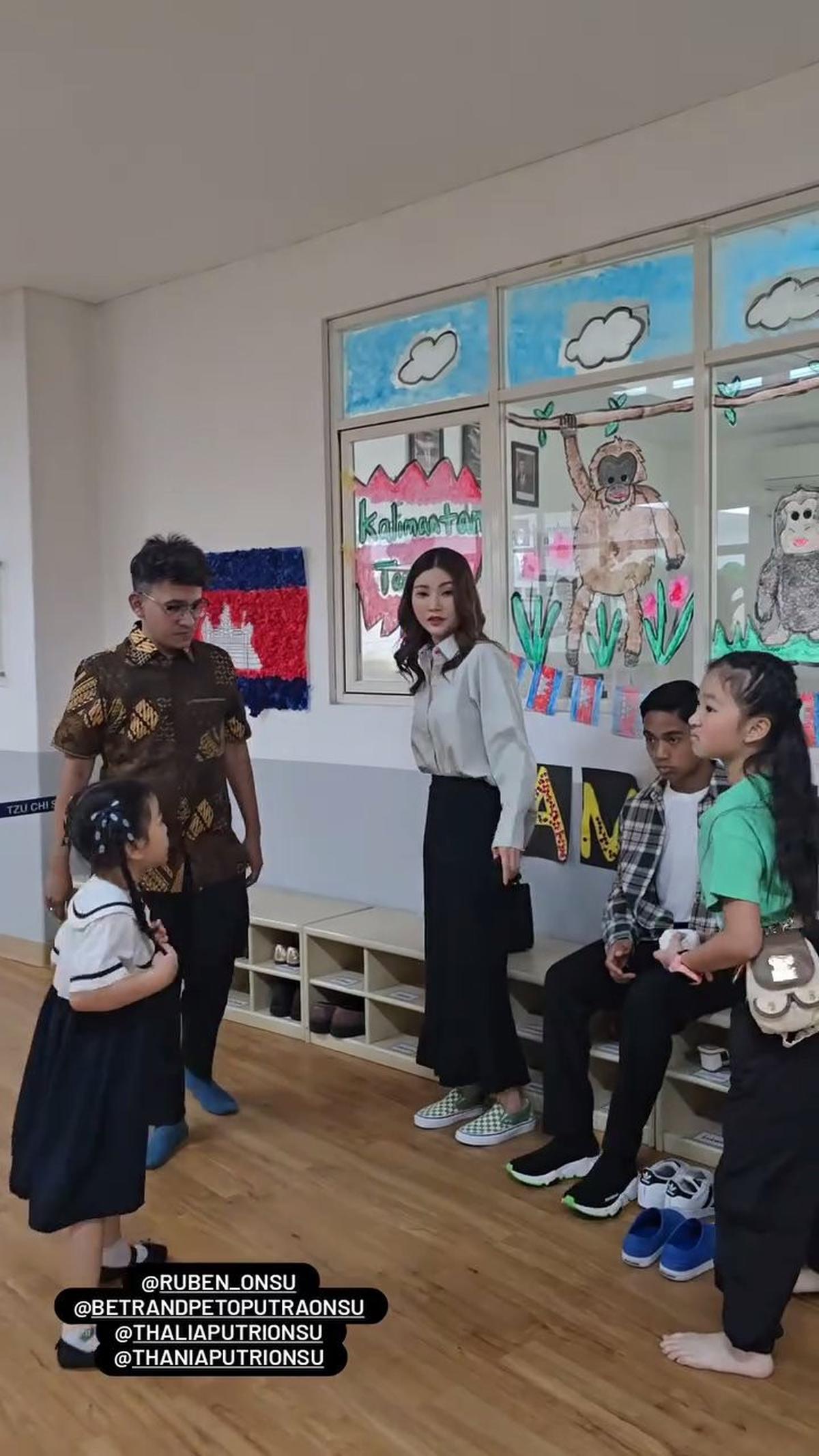 Sarwendah dan Ruben Onsu Terlihat Bersama di Kelulusan TK Anak, Foto Bareng Juga