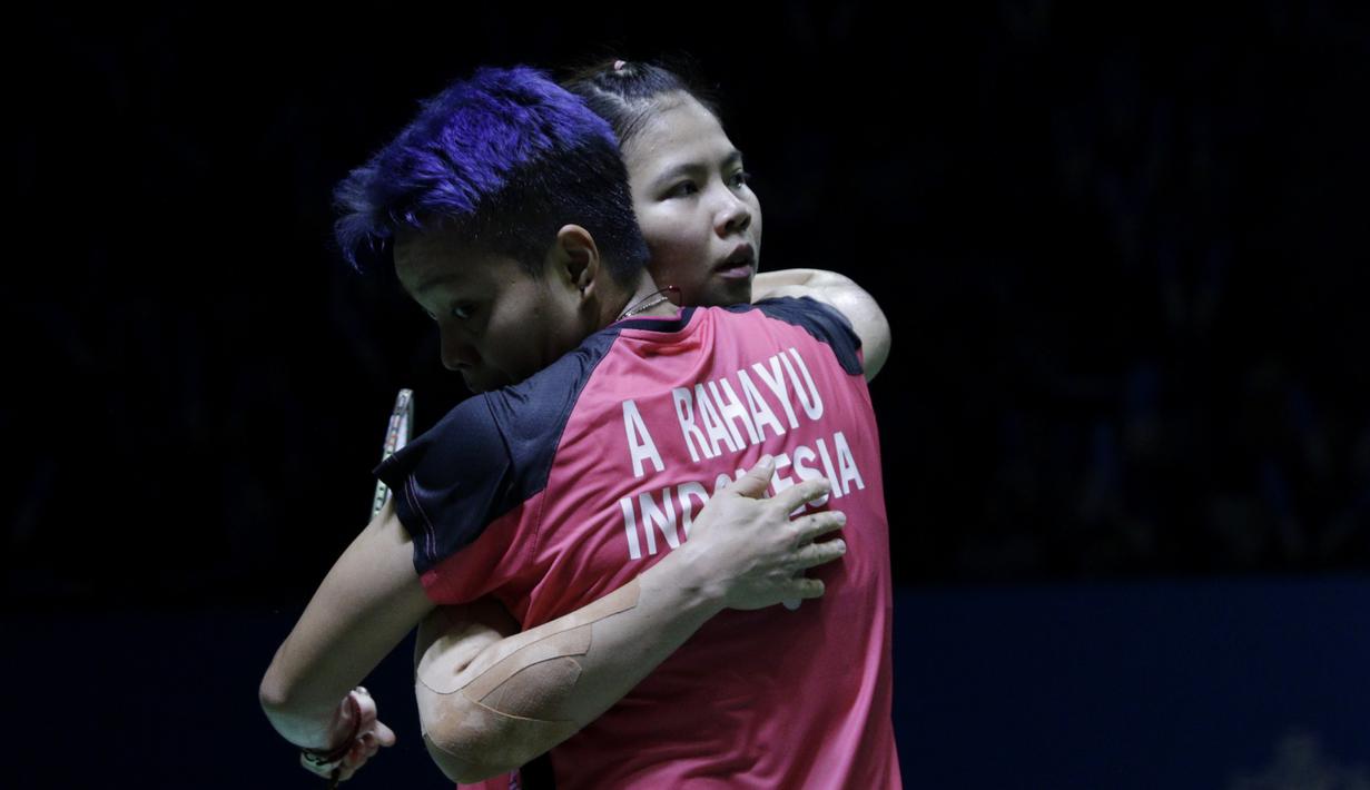 Pasangan Indonesia, Greysia Polii/Apriyani Rahayu, berpelukan usai menaklukkan wakil Jepang, Ayako Sakuramoto/Yukiko Takahata pada Indonesia Open 2019 di Istora, Jakarta, Selasa (16/7). Pasangan Indonesia menang 21-15, 21-16. (Bola.com/M Iqbal Ichsan)