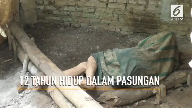 Seorang pemuda Desa Seuat, Serang, Banten  hidup menderita, dengan kaki terpasung dua kayu besar diletakkan di belakang rumah beralaskan tanah.