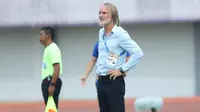 Pelatih Dewa United, Jan Olde Riekerink saat melawan PSIS Semarang pada laga pekan ke-8 BRI Liga 1 2023/2024 di Stadion Indomilk Arena, Tangerang, Senin (14/8/2023). Dewa United kalah telak 1-4 dari PSIS Semarang. (Bola.com/M Iqbal Ichsan)