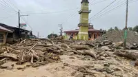 Banjir bandang menerjang kawasan Ladang Rimba, Kecamatan Trumon Tengah, Kabupaten Aceh Selatan. Akibatnya sebanyak 256 warga mengungsi ke tempat yang lebih aman. (Liputan6.com/ Dok BPBD Aceh Selatan)