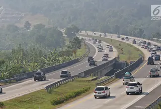 Kendaraan melintas di ruas tol yg diberlakukan satu arah atau one way di Tol Cipali, Cirebon, Jawa Barat, Sabtu (1/6/2019). Sistem satu arah di Tol Trans Jawa dimulai dari Cikampek hingga Brebes Barat. (Liputan6.com/Herman Zakharia)