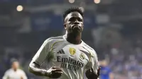 Vinicius Junior dari Real Madrid merayakan setelah memberi assist kepada rekannya, Kylian Mbappe, untuk mencetak gol dalam laga La Liga antara Real Oviedo dan Real Madrid di Stadion Carlos Tartiere, Oviedo, Spanyol, Minggu, 24 Agustus 2025. (AP Photo/Miguel Oses)