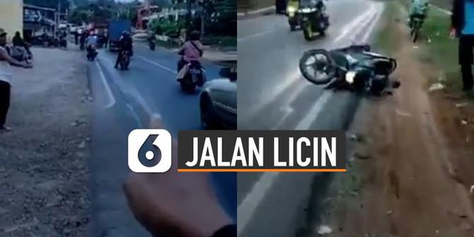 VIDEO: Apes, Pengendara Motor Tergelincir Saat Ada Orang Mengingatkan Jalan Licin