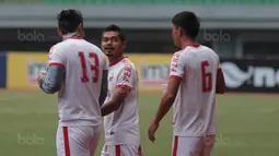 Bambang Pamungkas menyapa suporter sebelum sesi latihan di Stadion Patriot Bekasi, Sabtu (11/11/2017). Latihan tersebut jelang melawan Bhayangkara FC. (Bola.com/Nicklas Hanoatubun)