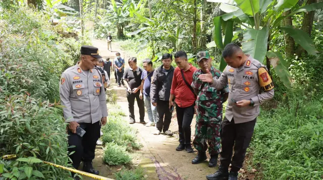Petugas tengah melakukan olah TKP di lokasi pembunuhan sekaligus mutilasi di Dusun Sindangjaya, Desa Cisontrol, Kecamatan Rancah, Kabupaten Ciamis, Jumat (3/5/2024). (Liputan6.com/Jayadi Supriadin)