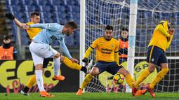 Aksi pemain Lazio, Sergej Milinkovic-Savic melepaskan tembakan melewati adangan para pemain Verona pada laga Serie A di Olympic stadium, Roma, (19/2/2018). Lazio menang 2-0. (Alessandro Di Meo/ANSA via AP)