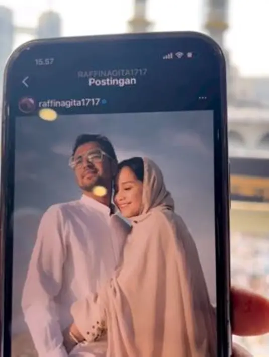 Saat berada di Tanah Suci, ia tak lupa mendoakan kedua bosnya, Raffi Ahmad dan Nagita Slavina. Merry mendoakan keluarga besar pasangan selebriti itu agar diberikan kesehatan, kesuksesan, dan dikelilingi orang-orang baik. (Liputan6.com/G/@merryraffiahmad)
