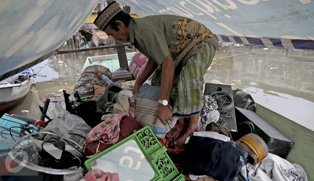 Seorang warga merapikan barang-barangnya di atas kapal pasca penggusuran permukiman Pasar Ikan, Jakarta, Selasa (13/4). Warga Pasar Ikan mengaku belum mendapat rumah susun sewa yang telah dijanjikan oleh Pemprov DKI Jakarta. (Liputan6.com/Faizal Fanani)
