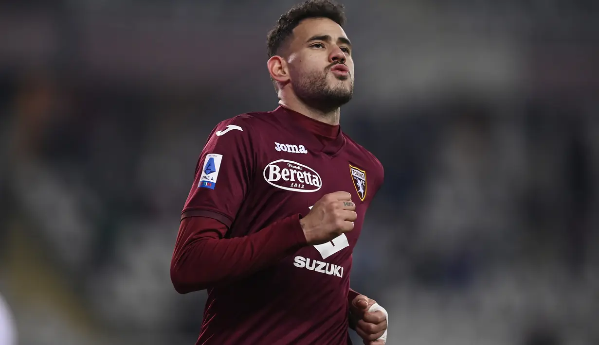 Penyerang Torino, Antonio Sanabria berselebrasi usai mencetak gol ke gawang Fiorentina selama pertandingan lanjutan Liga Serie A Italia di stadion Olimpiade di Turin, Italia, Selasa (11/1/2022). Torino menang telak atas Fiorentina 4-0. (Fabio Ferrari/LaPresse via AP)