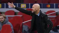 Pelatih Ajax Amsterdam Erik Ten Hag saat leg pertama Grup D Liga Champions melawan Liverpool di Johan Cruijff Arena pada 21 Oktober 2020. Erik ten Hag dilaporkan telah setuju menandatangani kontrak empat tahun setelah menjadi manajer Manchester United atau MU berikutnya. (Kenzo Tribouillard/AFP)