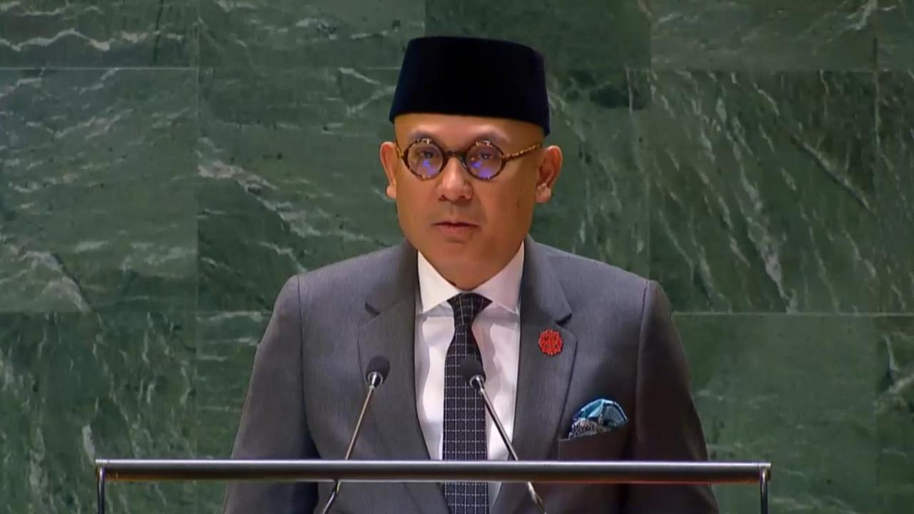 Wakil Menteri Luar Negeri RI Armanatha Nasir menyampaikan pidato dalam Sidang Istimewa Darurat ke-10 Majelis Umum PBB di Markas Besar PBB New York, AS, Rabu (4/12/2024). (Dok. Kemlu RI)