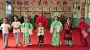 Anak-anak bersiap untuk menampilkan Opera Hahaqiang di Mumendian, Qingxian, Provinsi Hebei, China, 27 Agustus 2020. Beberapa anak menghabiskan liburan musim panas mereka dengan mempelajari Opera Hahaqiang, sebuah opera lokal di beberapa bagian Provinsi Hebei dan Shandong.(Xinhua/Mu Yu)