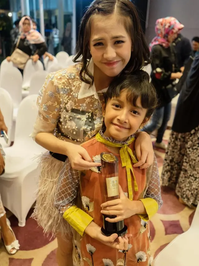 Diberi Kejutan Ulang Tahun, Ini 6 Potret Kebersamaan Adhisty Zara dan Widuri Putri