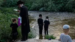 Upacara Tashlich dilakukan sebelum perayaan Hari Raya Yom Kippur, hari paling suci dalam agama Yahudi. (AP Photo/Ohad Zwigenberg)
