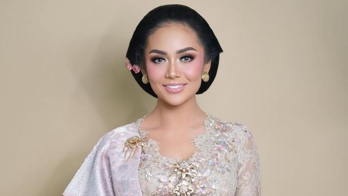 6 Potret Krisdayanti Tampil Elegan dengan Kebaya Tradisional, Inspirasi Fashion untuk Momen Istimewa