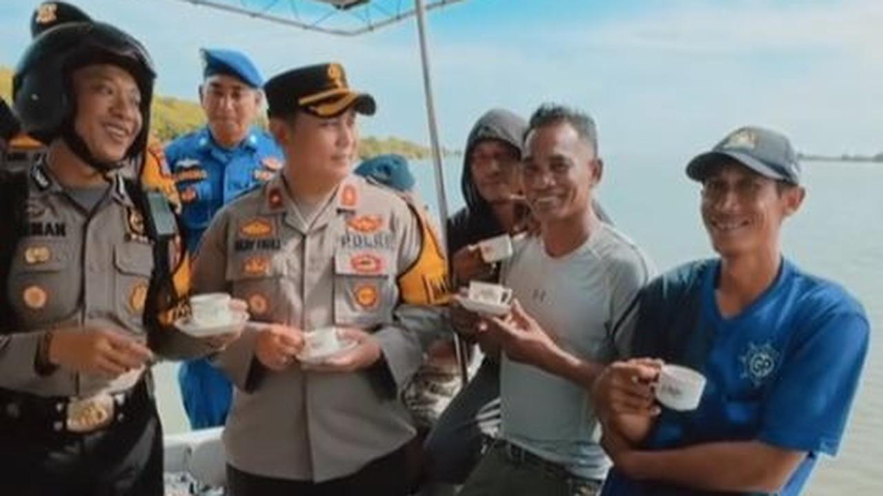 Anggota Polisi Nyantai di Atas Kapal<br>