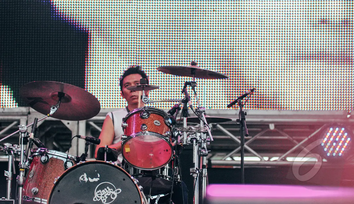 Penampilan drummer Slank, Bimbim pada Konser Drug Free Asia Afrika di Kawasan Monas, Jakarta, Minggu (19/4). Konser dalam rangkaian KAA itu bertujuan sebagai kampanye pencegahan penyalahgunaan narkotika di kawasan Asia Afrika. (Liputan6.com/Faizal Fanani)