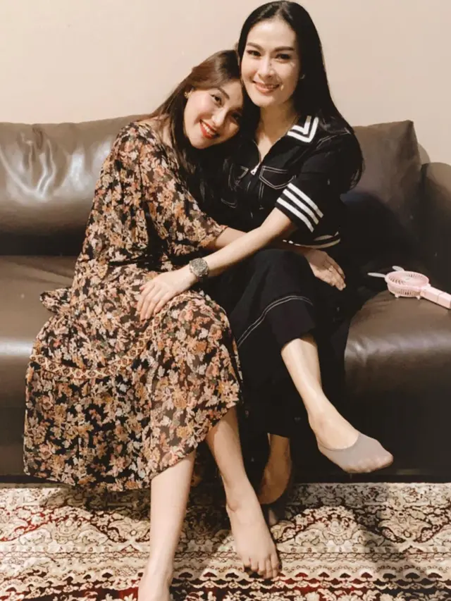 6 Potret Kedekatan Iis Dahlia dan Ayu Ting Ting, Bak Saudara Kandung