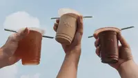 Gelas plastik berbahan daur ulang dari Toko Kopi TUKU. (dok. Instagram @tokokopituku/https://www.instagram.com/p/CtbwcjLSsQV/)