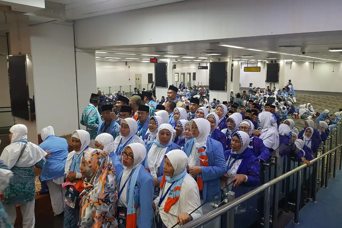 Ratusan jamaah haji asal Indonesia tengah mengantri sesaat sebelum naik pesawat. Garuda Indonesia mengaku, sudah menyelesaikan penerbangan haji dengan jumlah jamaah 107.959 orang.