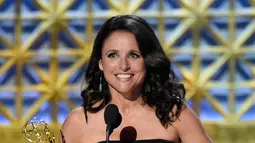 Julia Louis-Dreyfus memberikan pidato kemenangannya di atas panggung Emmy Awards 2017, Los Angeles, Minggu (17/9). Julia meraih penghargaan Emmy keenamnya sebagai aktris seri komedi lewat Home Box Office (HBO), Veep. (Phil McCarten/Invision/AP Images)