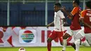 Pemain Persija Jakarta, Ramdani Lestaluhu (kiri) dijaga ketat pemain Borneo FC Samarinda dalam pertandingan Babak Penyisihan Grup B Piala Menpora 2021 di Stadion Kanjuruhan, Malang. Sabtu (27/3/2021). (Bola.com/Ikhwan Yanuar)