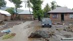 Sebuah kendaraan rusak terendam air banjir setelah banjir bandang di Ile Ape, di Pulau Lembata, provinsi Nusa Tenggara Timur, Minggu (4/5/2021).  NTT diterjang banjir bandang dan tanah longsor pada Minggu dini hari, 4 April 2021, sekitar pukul 01.00 WITA. (AP Photo/Ricko Wawo)